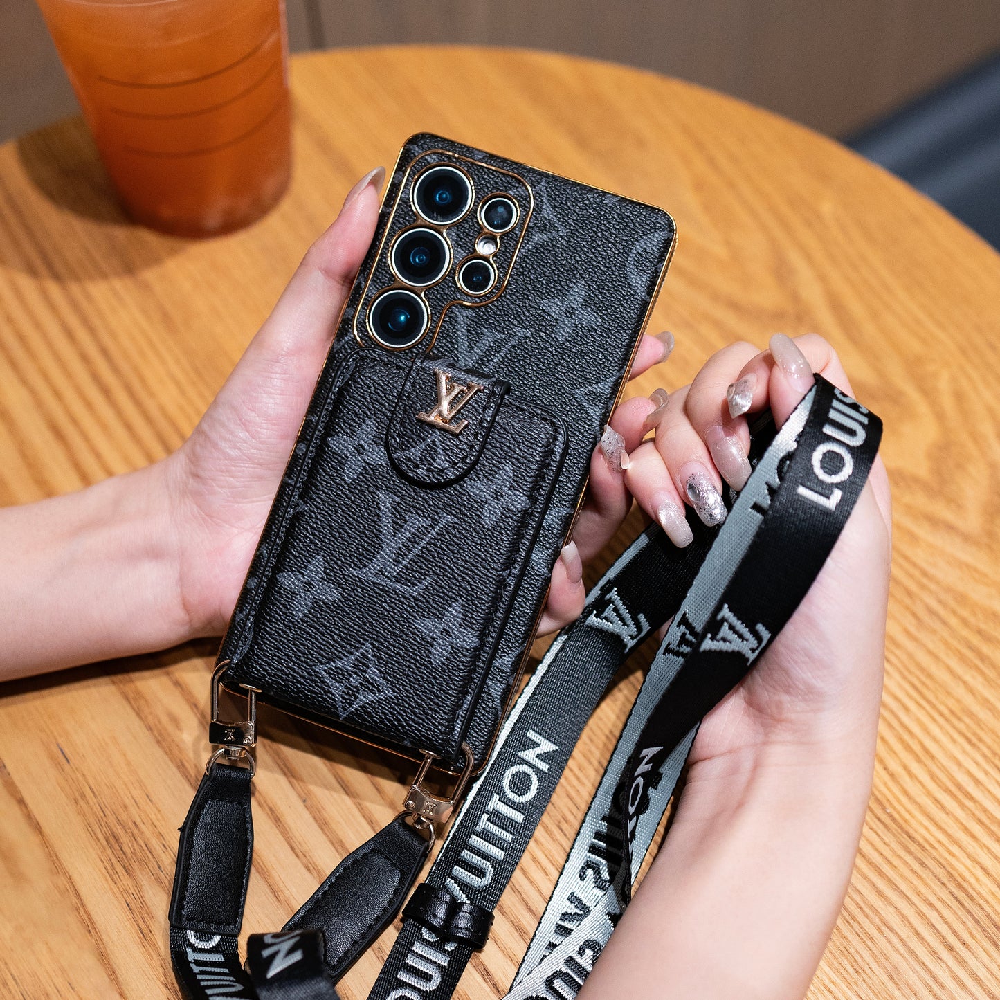 Luxusní kožené multifunkční pouzdro na telefon Monogram s poutkem na zápěstí
