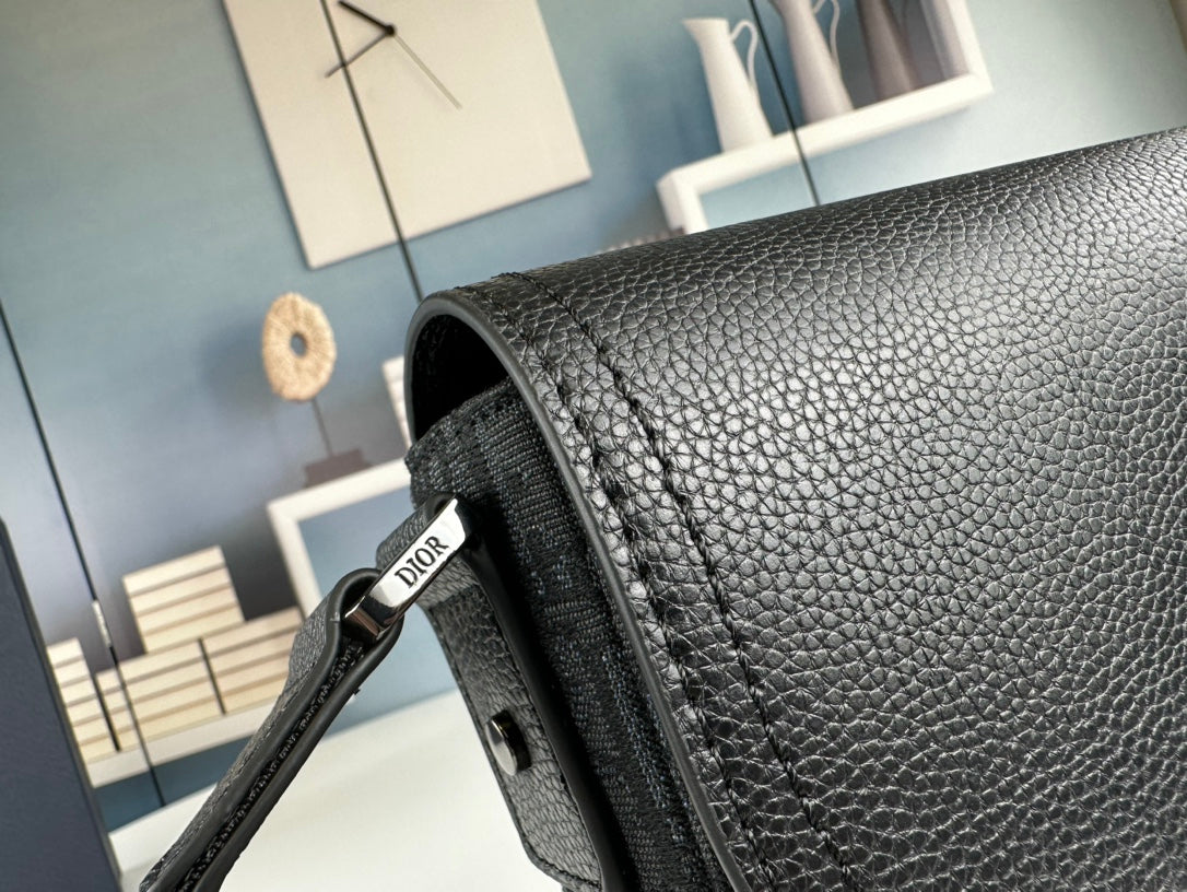 Classic Leather Crossbody Bag – Minimalist Design, Maximum Function