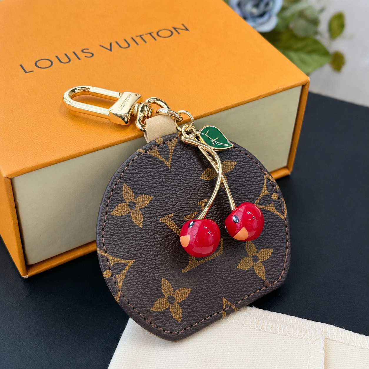 Cherry Mirror Keychain Charm – Stylish Bag Accessory with Cute Fruit Detail