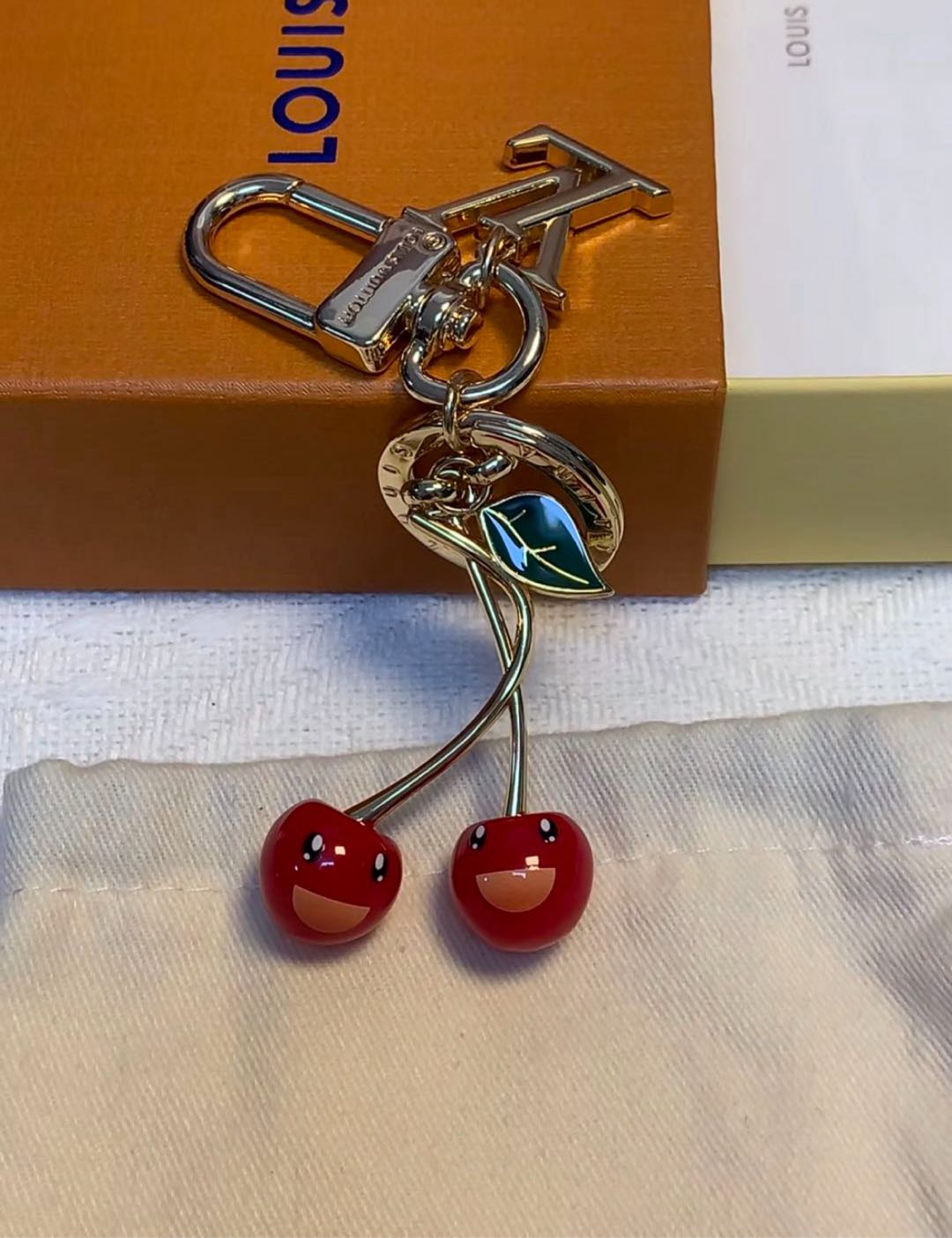 🌟 Přívěsek na klíče L-Třešeň: Roztomilý + Luxusní, Vše v jednom 🍒✨