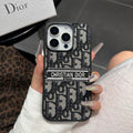 Designer-inspireret iPhone-etui i stof med broderede detaljer
